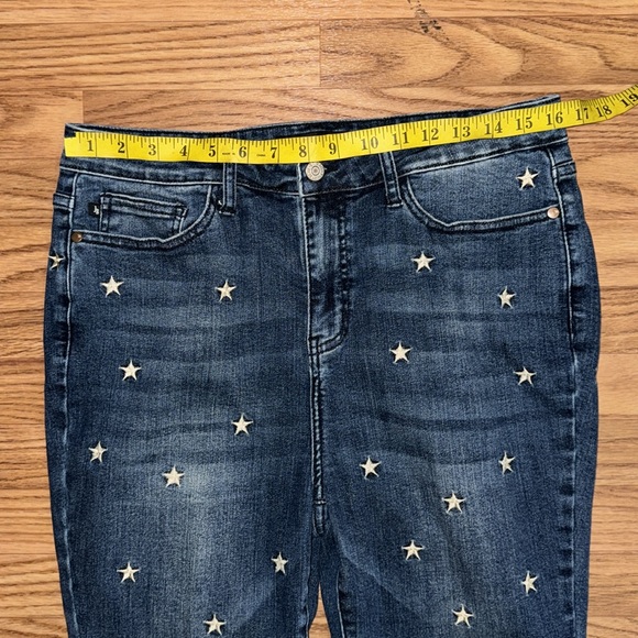 Judy Blue Size 15/32 High Rise Embroidered Stars Starlight Skinnies Jean Raw Hem - Picture 3 of 10